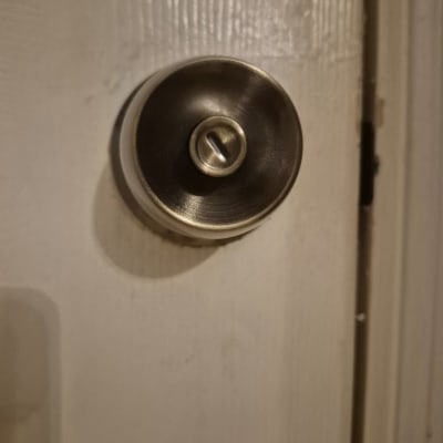 מנעול דלת מתכת על דלת עץ