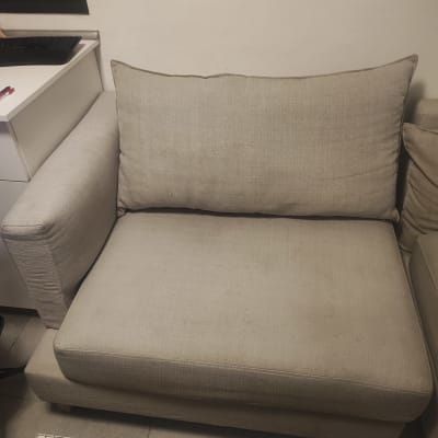 ספה אפורה עם כתמים קלים על המושב