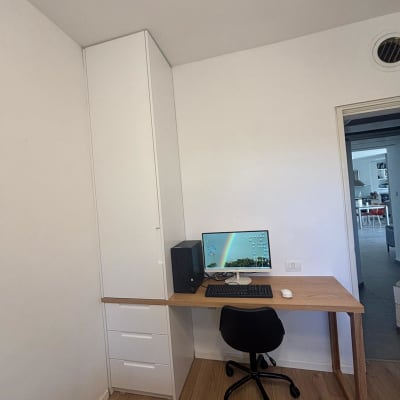 שולחן עץ עם מחשב וכיסא משרדי