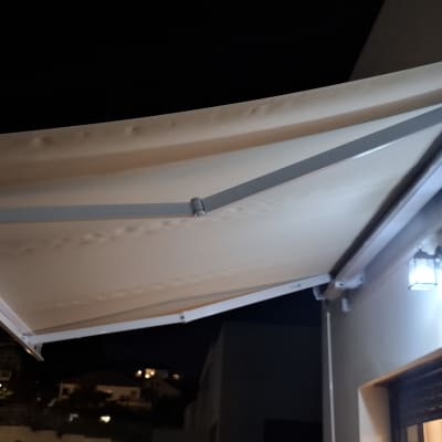 סוכך מותקן על קיר חיצוני בלילה