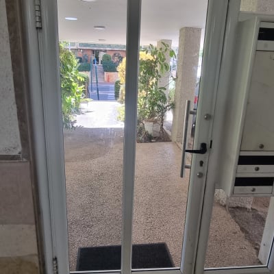 דלת זכוכית כפולה עם מסגרת לבנה