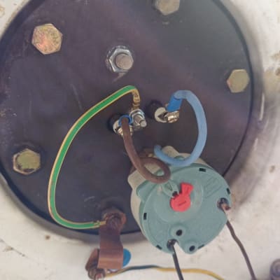 חלקים פנימיים של דוד שמש עם חיבורים חשמליים