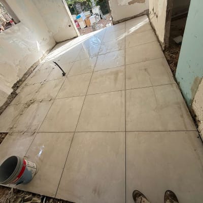 ריצוף חדש בחדר במהלך שיפוץ