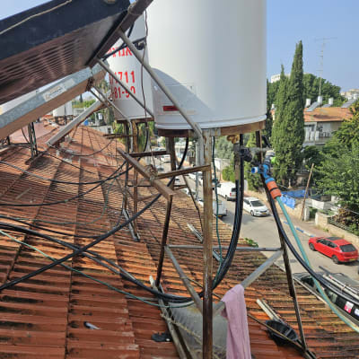 דוד שמש על גג רעפים עם צינורות מחוברים