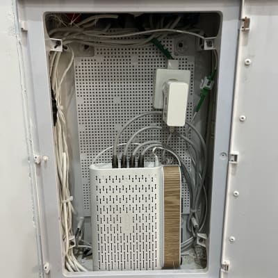 ארון תקשורת עם נתב וכבלים מחוברים