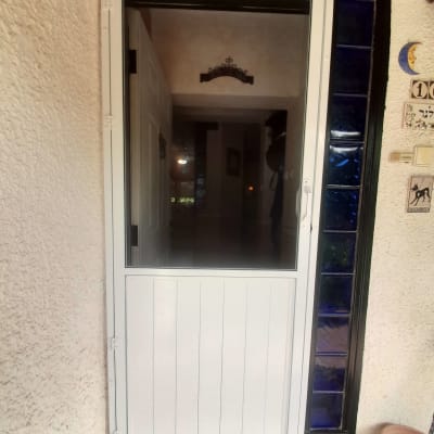 דלת אלומיניום לבנה עם חלון זכוכית
