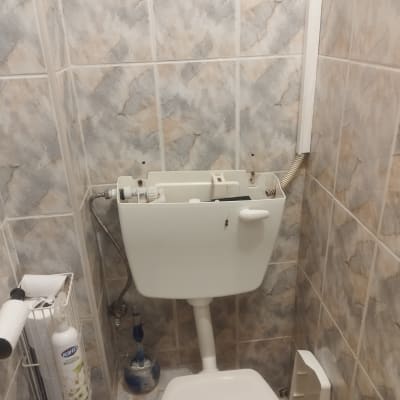 מיכל הדחה פתוח עם צינור מים גלוי