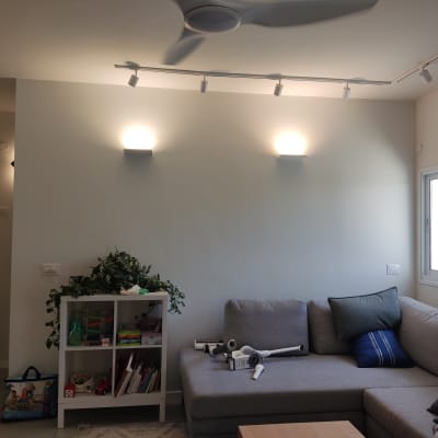 סולם מתקפל ליד קיר עם מתגי חשמל