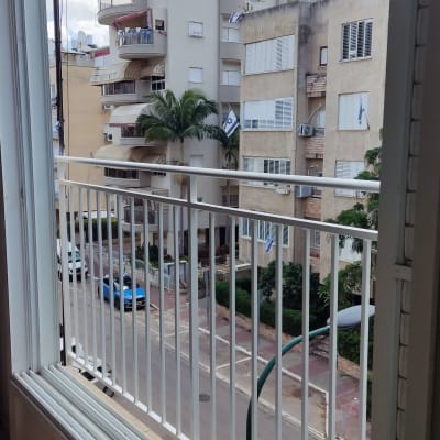 מסגרת חלון עם סורגי מתכת לבנים