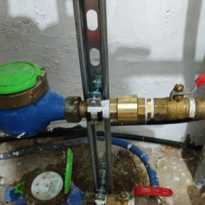 צנרת מים עם ברזים ומד מים