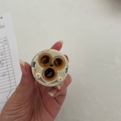 חלק פלסטיק עגול עם שלושה פתחים