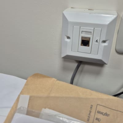 שקע רשת על קיר עם כבלים