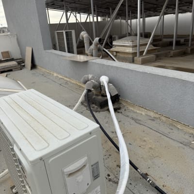 יחידת מיזוג אוויר על גג עם צינורות מחוברים