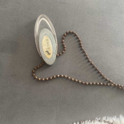 שרשרת חרוזים חומה על רקע בד אפור