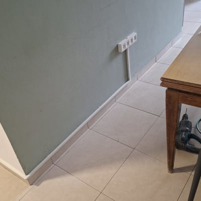 שקע חשמל מותקן על קיר עם כלי עבודה על הרצפה