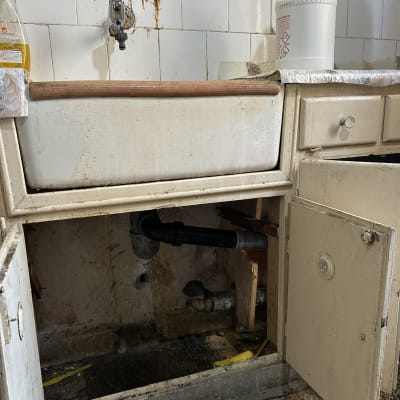 עבודת אינסטלציה וצנרת ניקוז מתחת לכיור מטבח