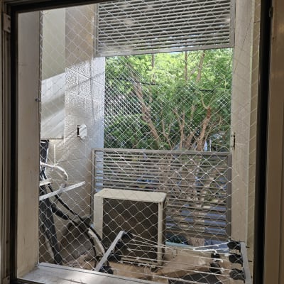 רשת מתכת על חלון למניעת כניסת יונים