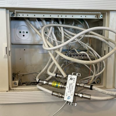 תמונה של לוח חשמל עם חוטים ומחברים