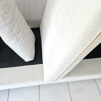 כריות ספה לבנות מונחות על רצפה מרוצפת