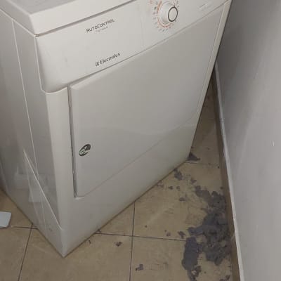 מייבש כביסה לבן עם כפתורי שליטה