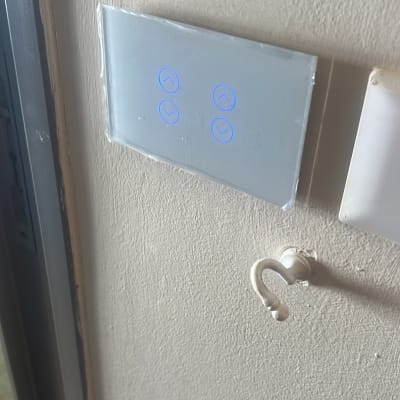 מתג חכם על קיר עם תאורה כחולה