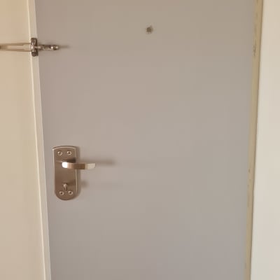 דלת עם ידית מתכת ומנעול