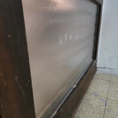 זכוכית חלבית במסגרת עץ כהה