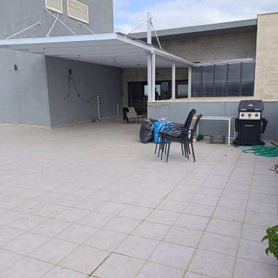 פרגולה מאלומיניום מותקנת על גג מרפסת