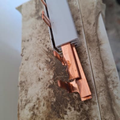 חוטי נחושת חשמליים בתוך תעלה לבנה