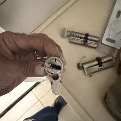 מנעול וצילינדרים על שולחן עבודה של מנעולן