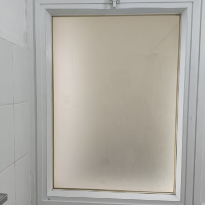 חלון זכוכית חלבית עם מסגרת לבנה