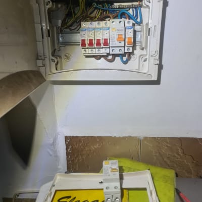 לוח חשמל פתוח עם חוטים ומפסקים