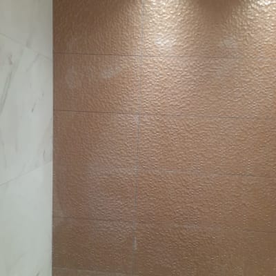 קיר אריחים חום עם סימני לכלוך לניקוי