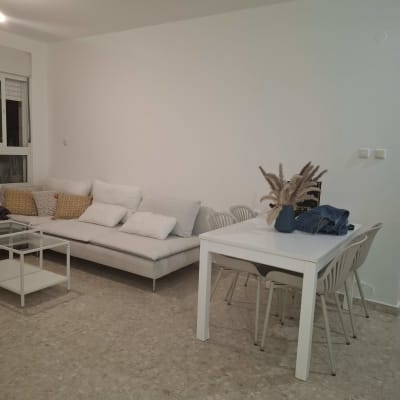 קיר לבן חלק ללא ציור או קישוטים