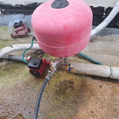 מיכל ורוד וצינורות על גג, חלק ממערכת חימום מים