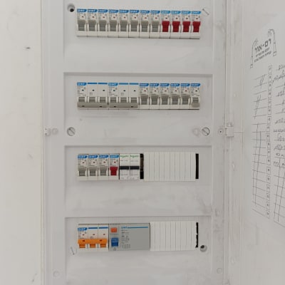 לוח חשמל עם מפסקים ומתגים שונים