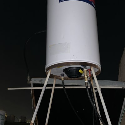 דוד שמש עם צינורות ומתקן תמיכה על גג