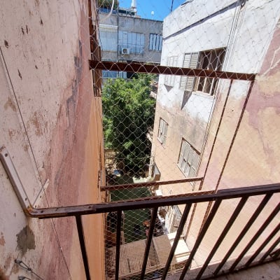 רשת מתכת מותקנת למניעת כניסת יונים במרפסת בניין