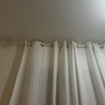 וילון תלוי על מוט עם טבעות מתכת