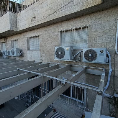 יחידות מיזוג אוויר מותקנות על קיר חיצוני