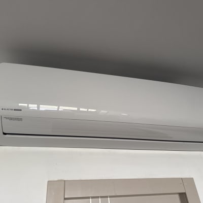 מזגן מותקן על קיר בחדר