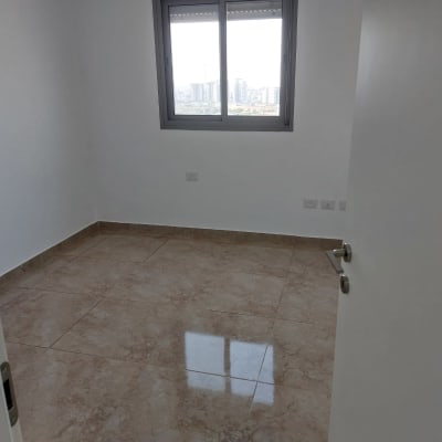 חדר ריק עם רצפה נקייה ומבריקה