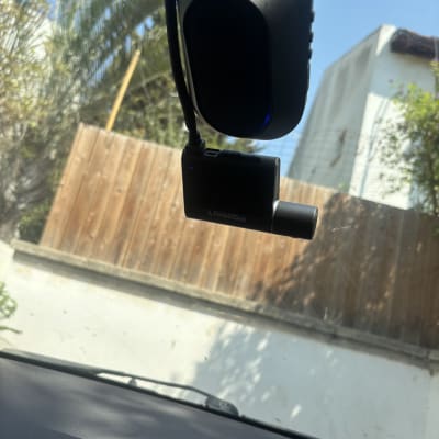 מצלמת רכב מותקנת על שמשת הרכב