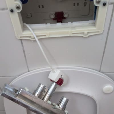 תמונה של מערכת אינסטלציה פתוחה בשירותים