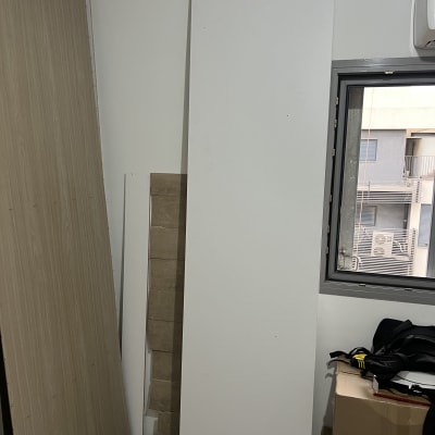 לוחות ארון מפורקים וארגזי קרטון במהלך הובלת ארון