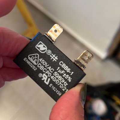 קבל חשמלי עם נתונים טכניים לאוורור