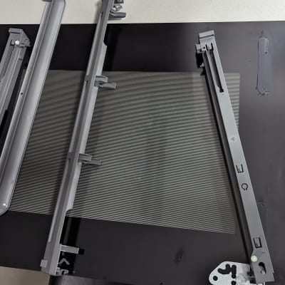 מסגרת מתכת אפורה על משטח שחור