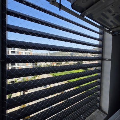 רשת יונים מותקנת על חלון למניעת כניסת יונים