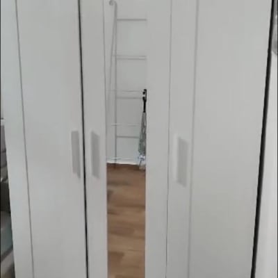 ארון לבן עם מראה ודלתות סגורות