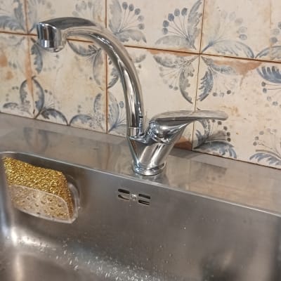 ברז נירוסטה מותקן בכיור עם אריחים מעוצבים